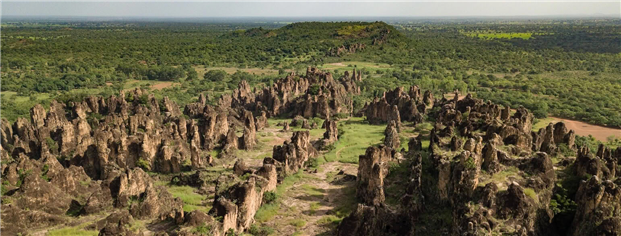 부르키나파소 서남부 지역 신두 봉우리 지형